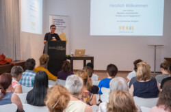 Martina Schickerling als Vertreterin der gesetzlichen Krankenkassen hält ein Grußwort