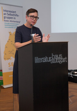 Martina Schickerling als Vertreterin der gesetzlichen Krankenkassen hält ein Grußwort